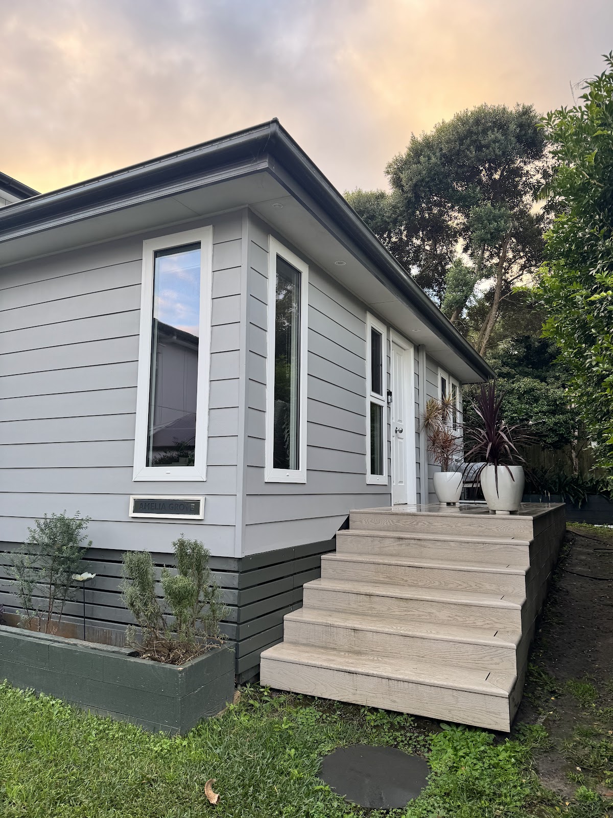 Amelia Grove&rsquo;s grey weatherboard guest suite and its private timber entry